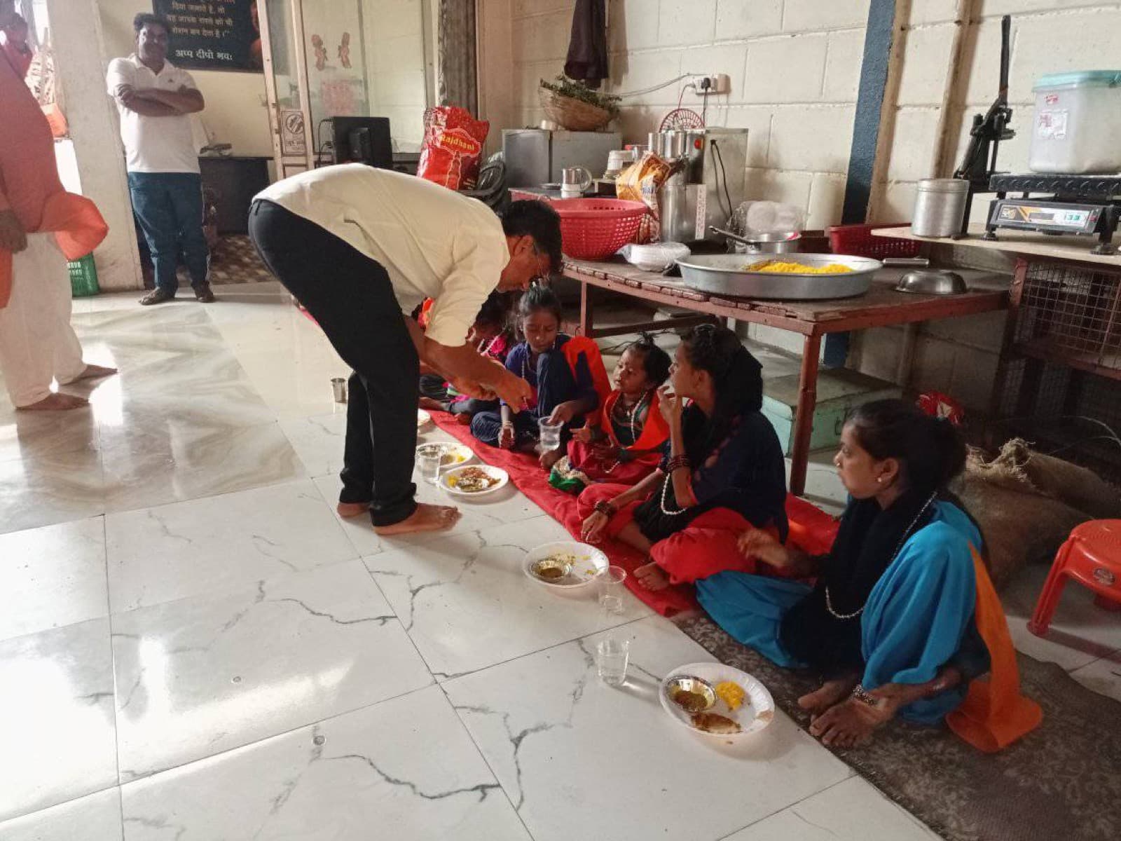 अन्नपूर्णा प्रसादम भोजन रथ सेवा